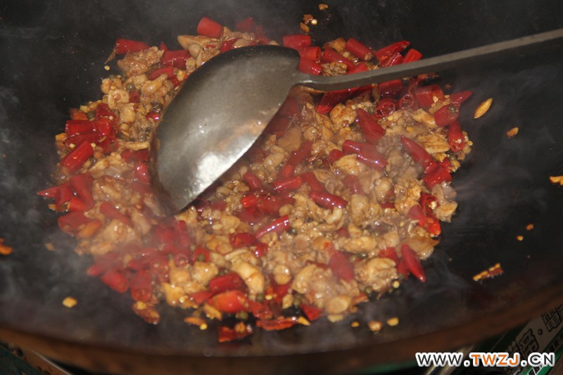 加入准备好的调料继续炒制兔肉