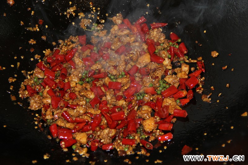 加入花椒干辣椒等