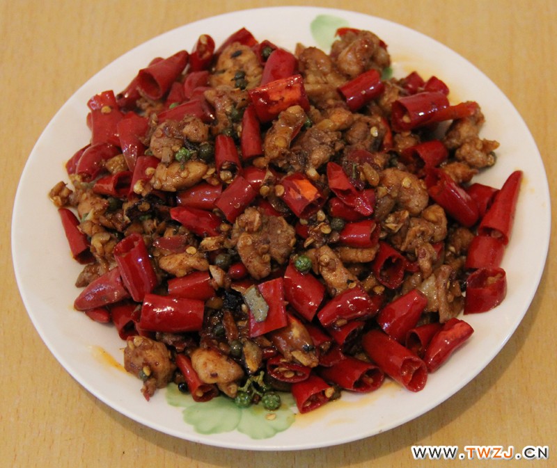 将炒好的兔肉起锅装盘