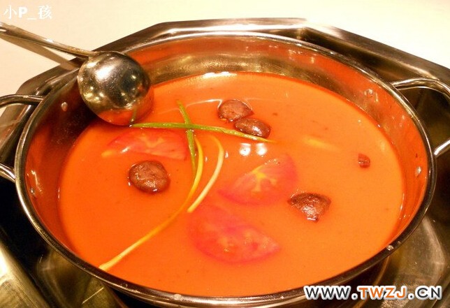 西红柿酸汤火锅的特点:汤色红艳,香味醇厚,食之提神爽口,具有开胃健脾、醒酒解腻的作用。